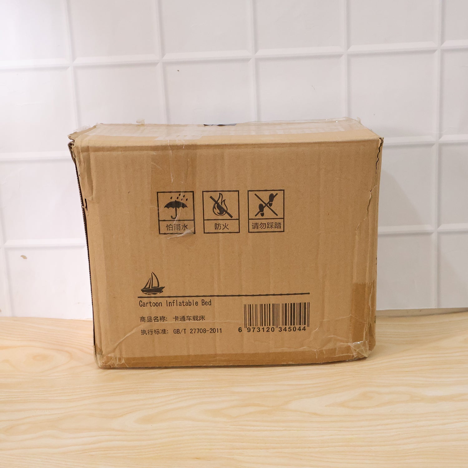 Packaging box of inflatable pig design car mattress