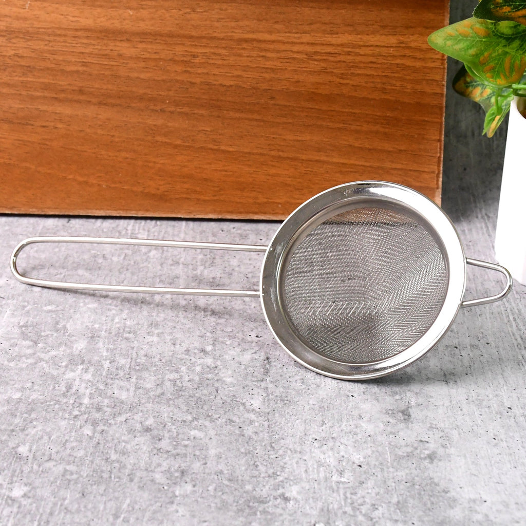 Compact slim handle stainless steel strainer for versatile kitchen use