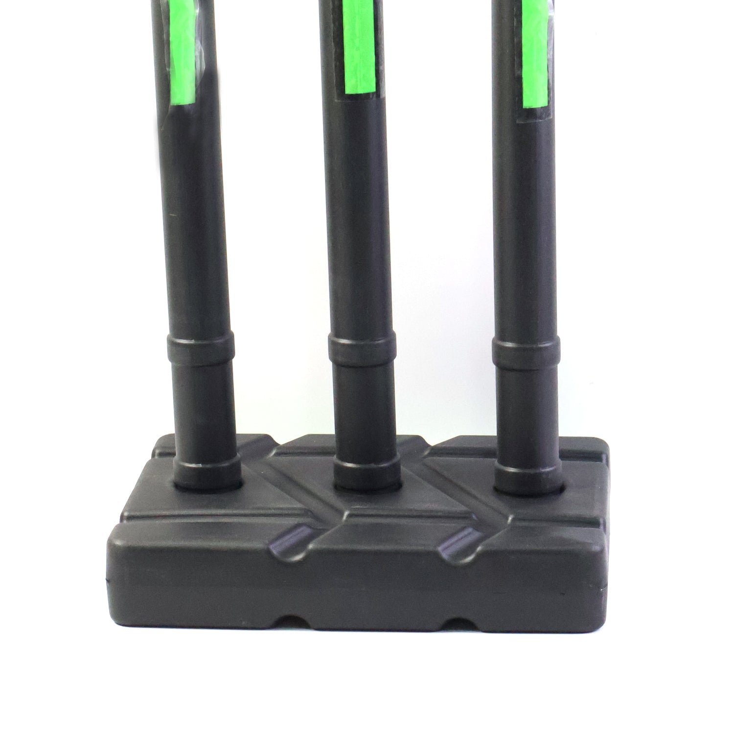 Portable cricket stump kit with freestanding heavy base