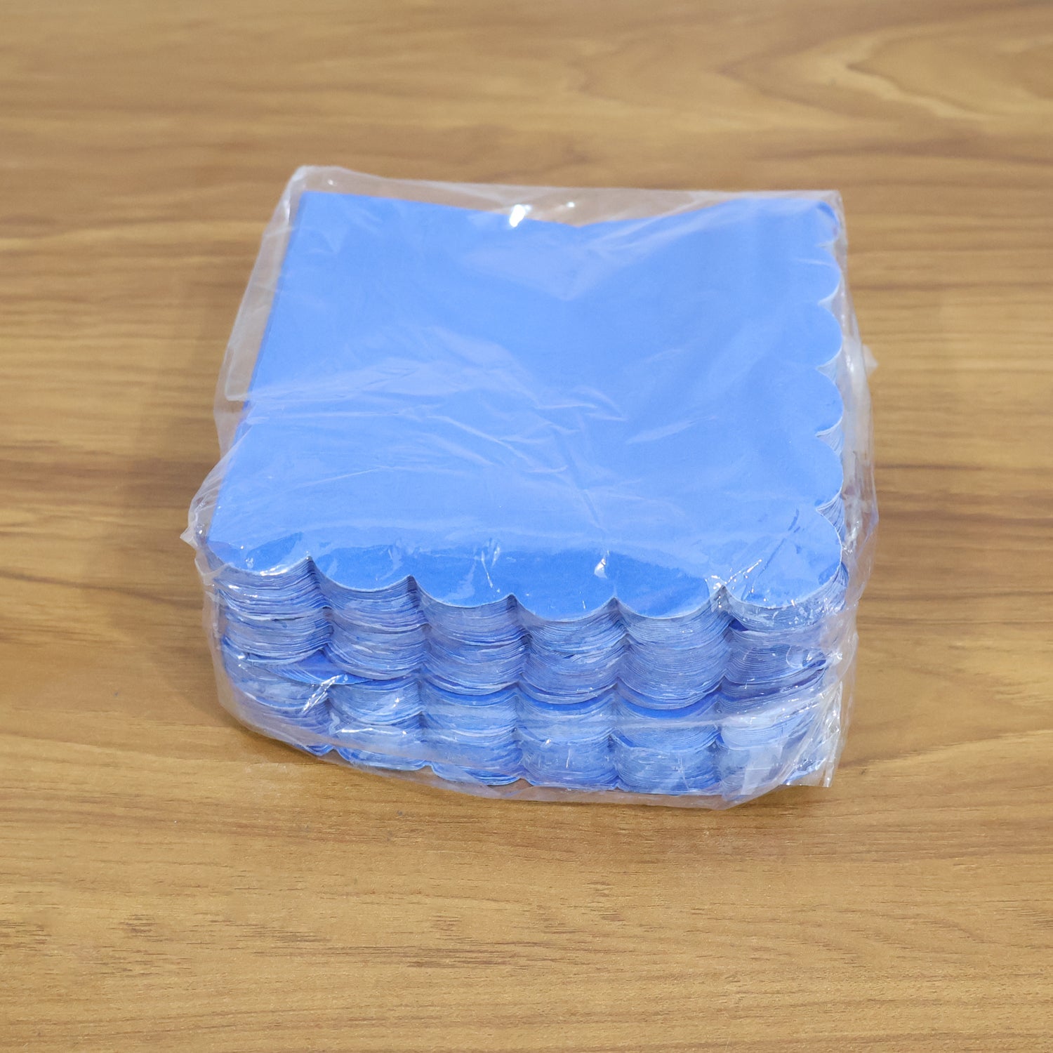 Pack of 120 disposable royal blue paper napkins for parties and events