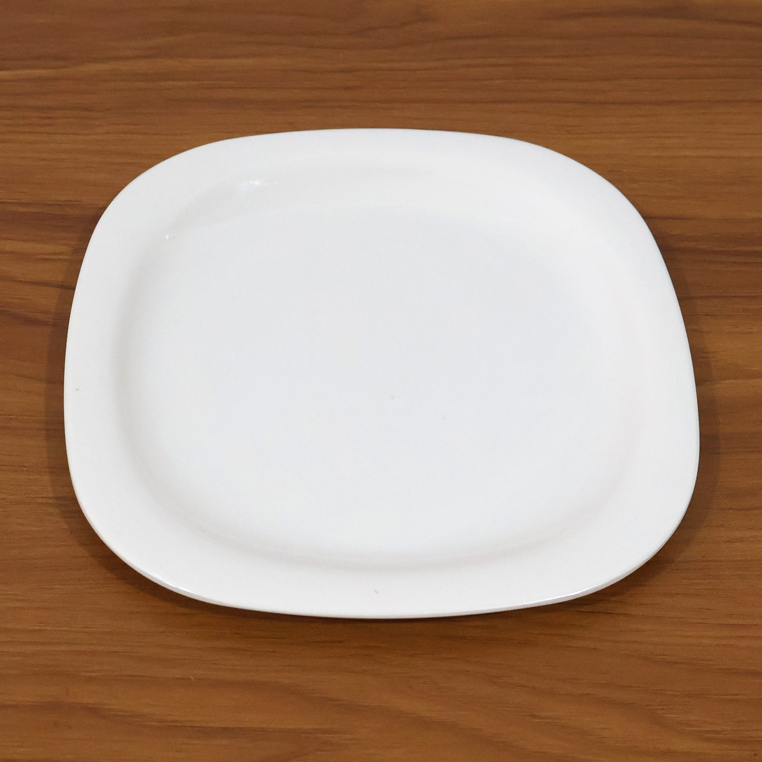 White plastic square dinner plate, easy to clean and stackable