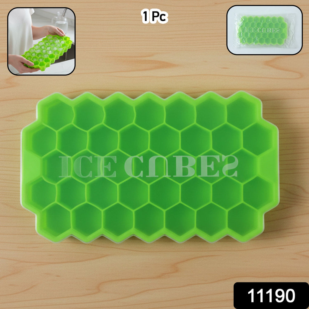 Ice cube mold with lid for preventing spills and odors