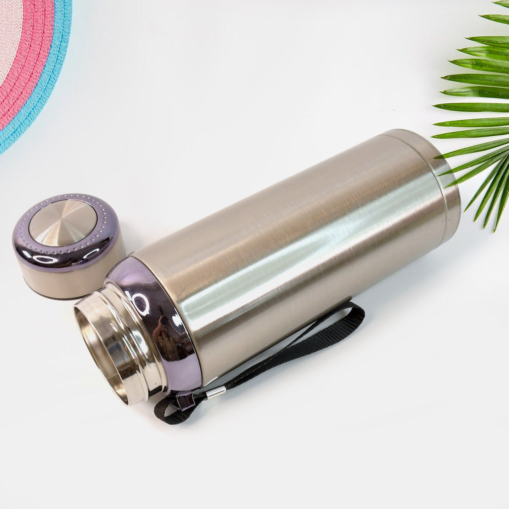 Insulated water bottle demonstrating its ability to keep beverages hot or cold.