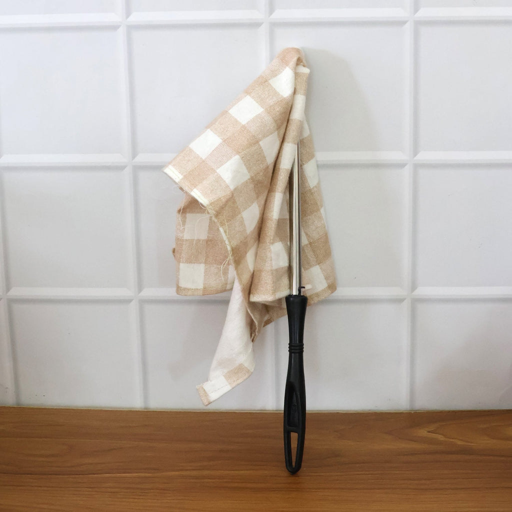 Handheld dusting cloth with sturdy fixed handle for steady control