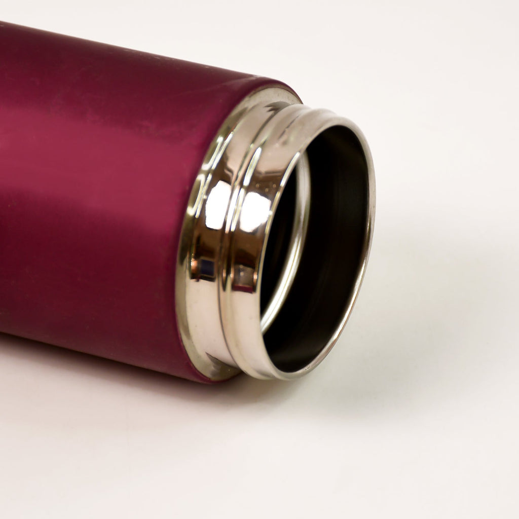 Travel-friendly stainless steel vacuum flask with leak-proof lid
