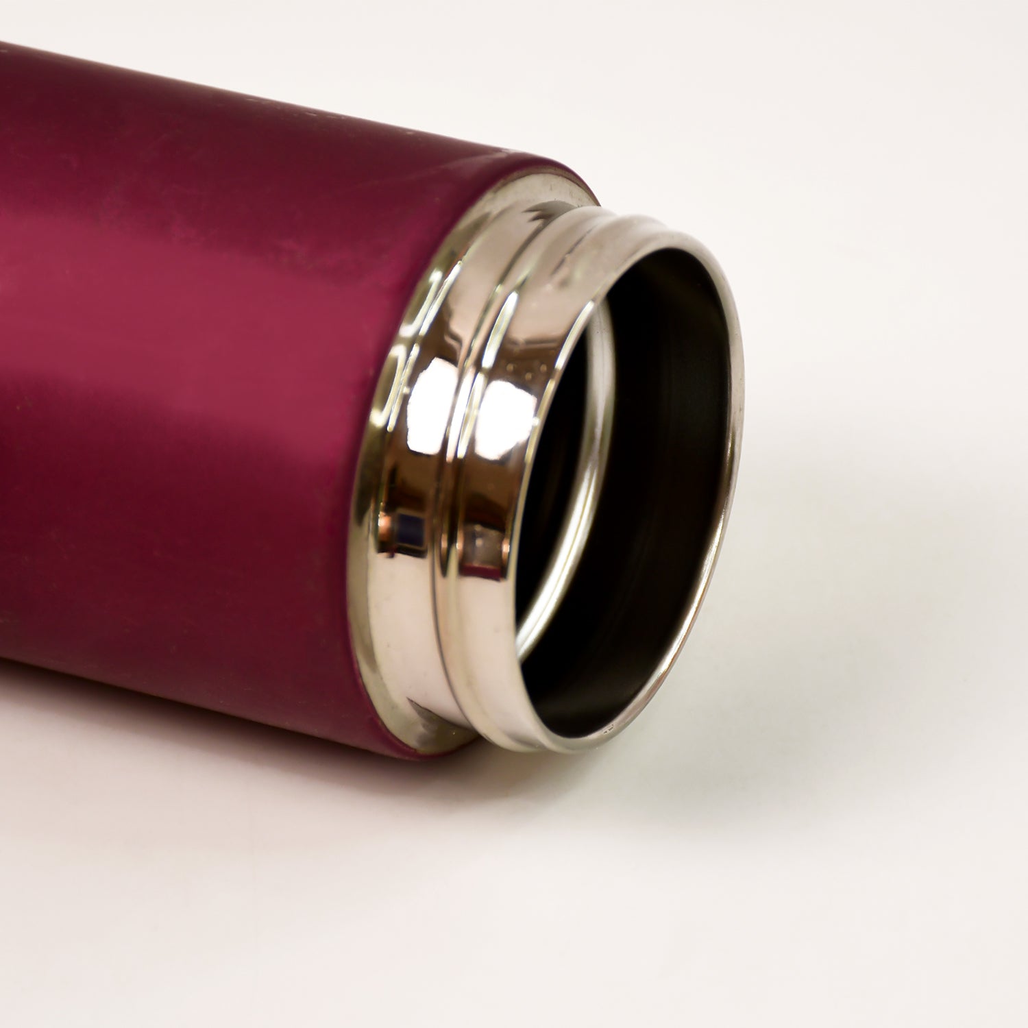 Travel-friendly stainless steel vacuum flask with leak-proof lid