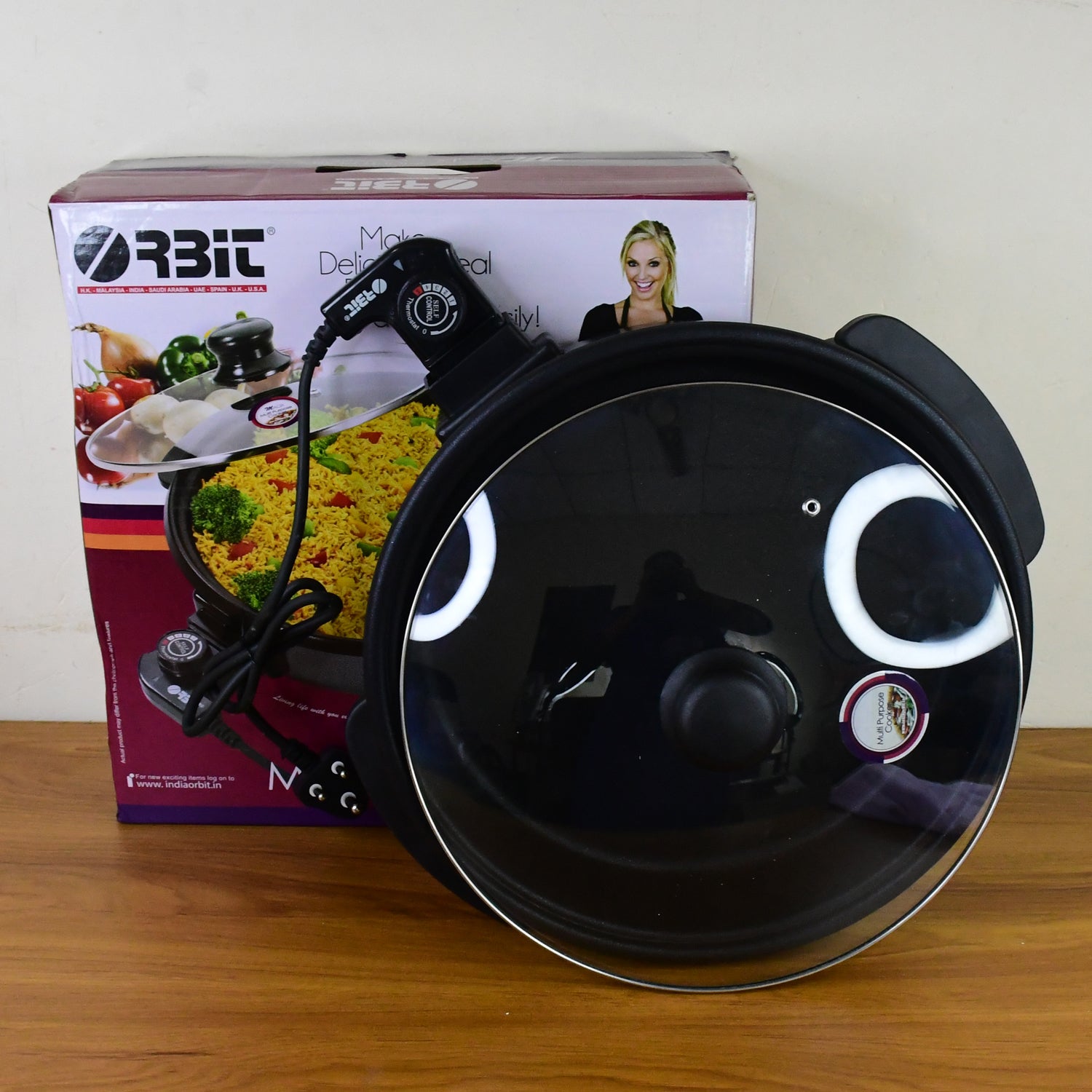 Compact electric skillet for home cooking and easy storage