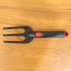 Manual garden hand cultivator tool for loosening and mixing soil
