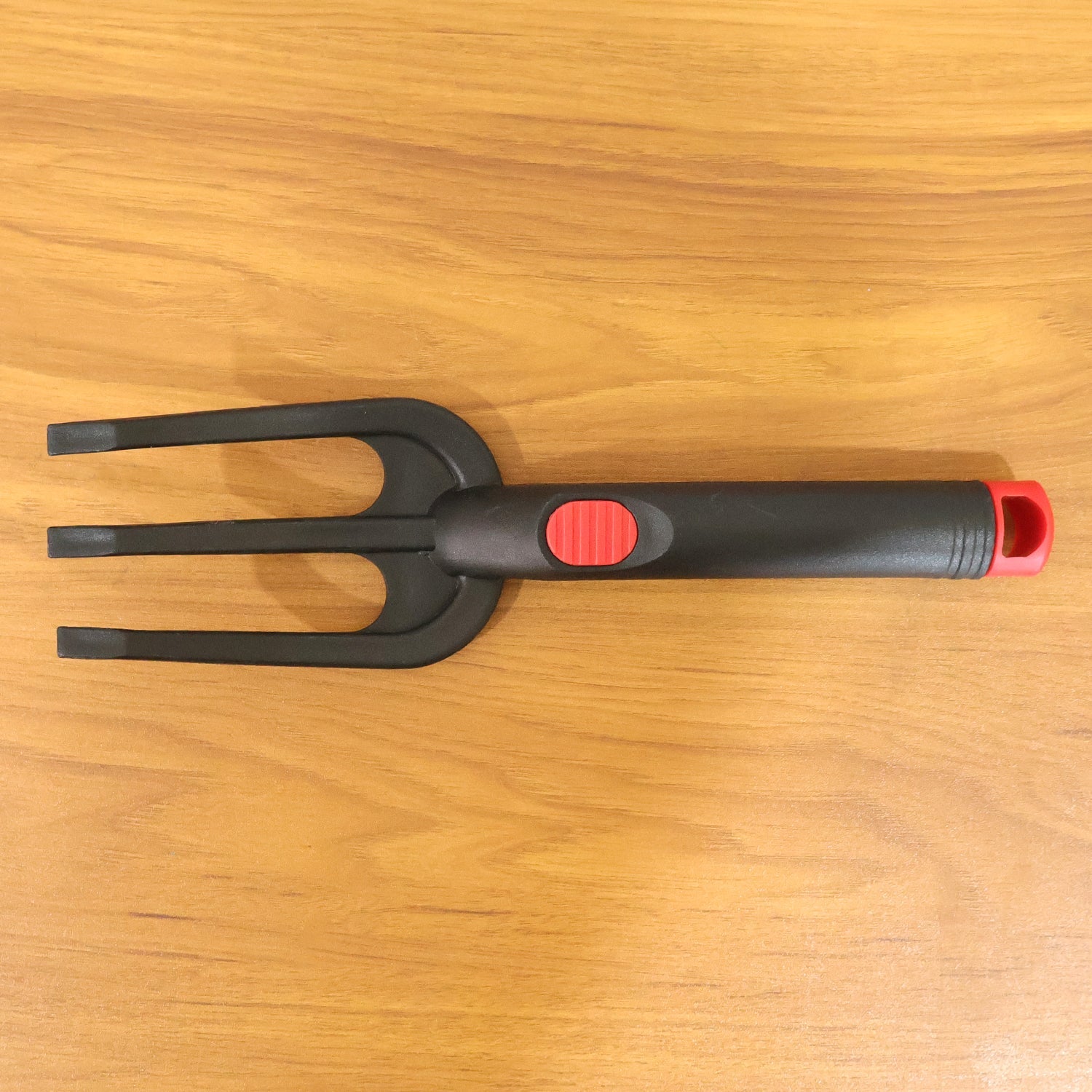 Manual garden hand cultivator tool for loosening and mixing soil