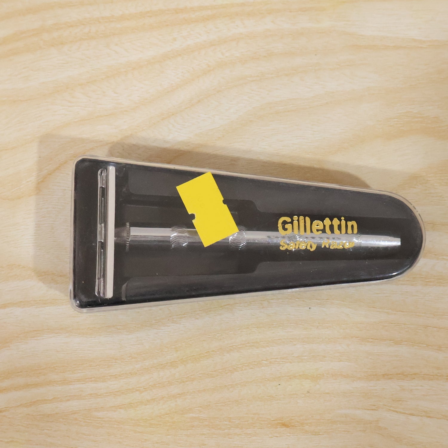 Travel-friendly stainless steel safety razor kit