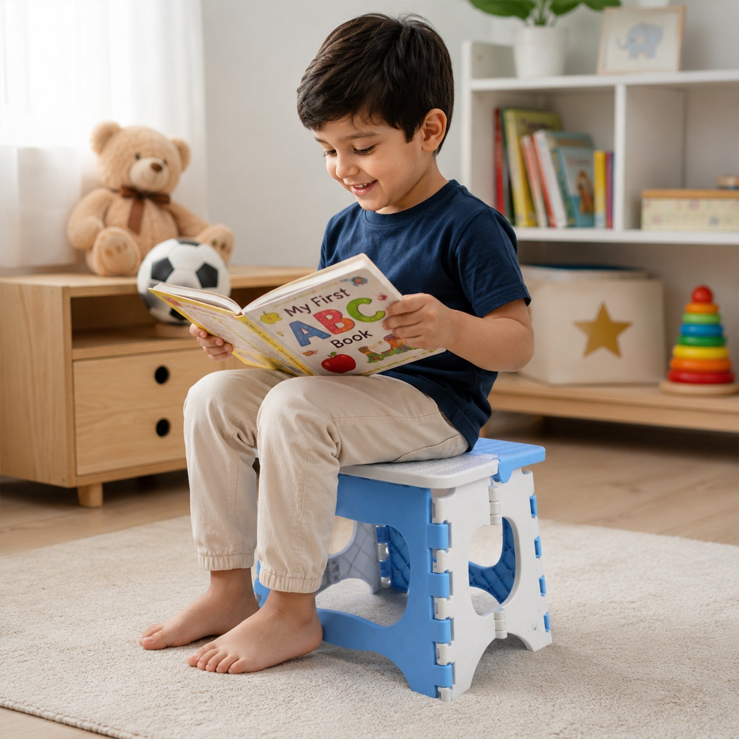 Compact plastic stool, ideal for small spaces