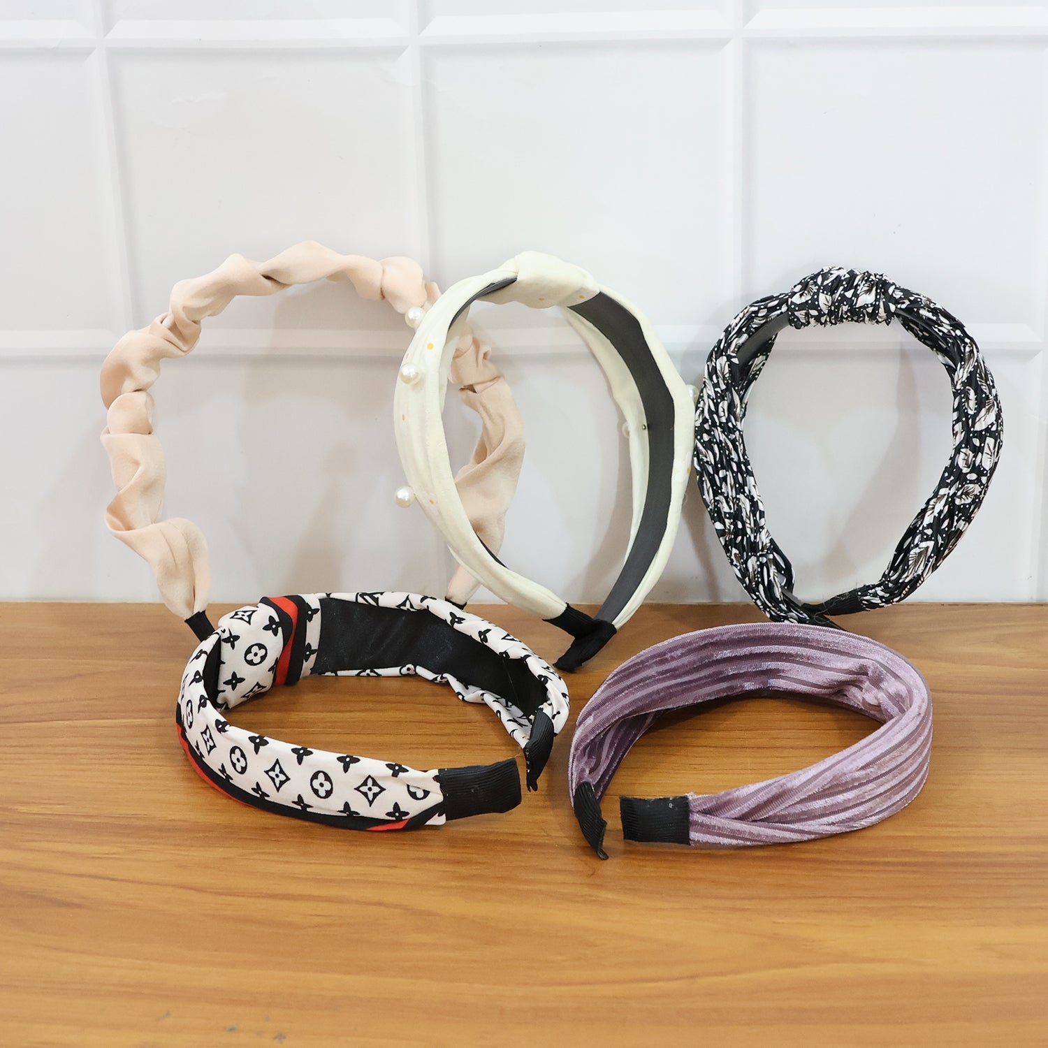 Detailed view of comfortable ribbed knot hairband’s padded design