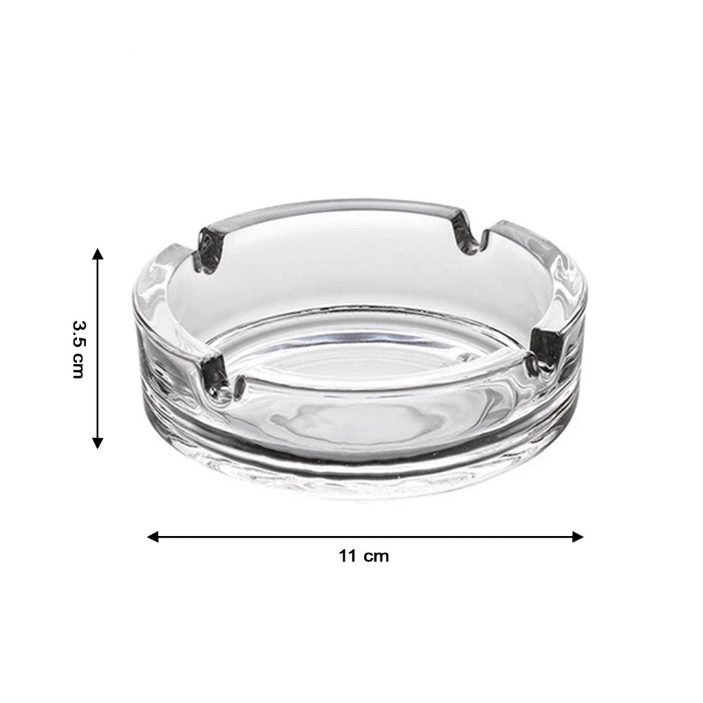 The classic design of this crystal glass ashtray adds sophistication.