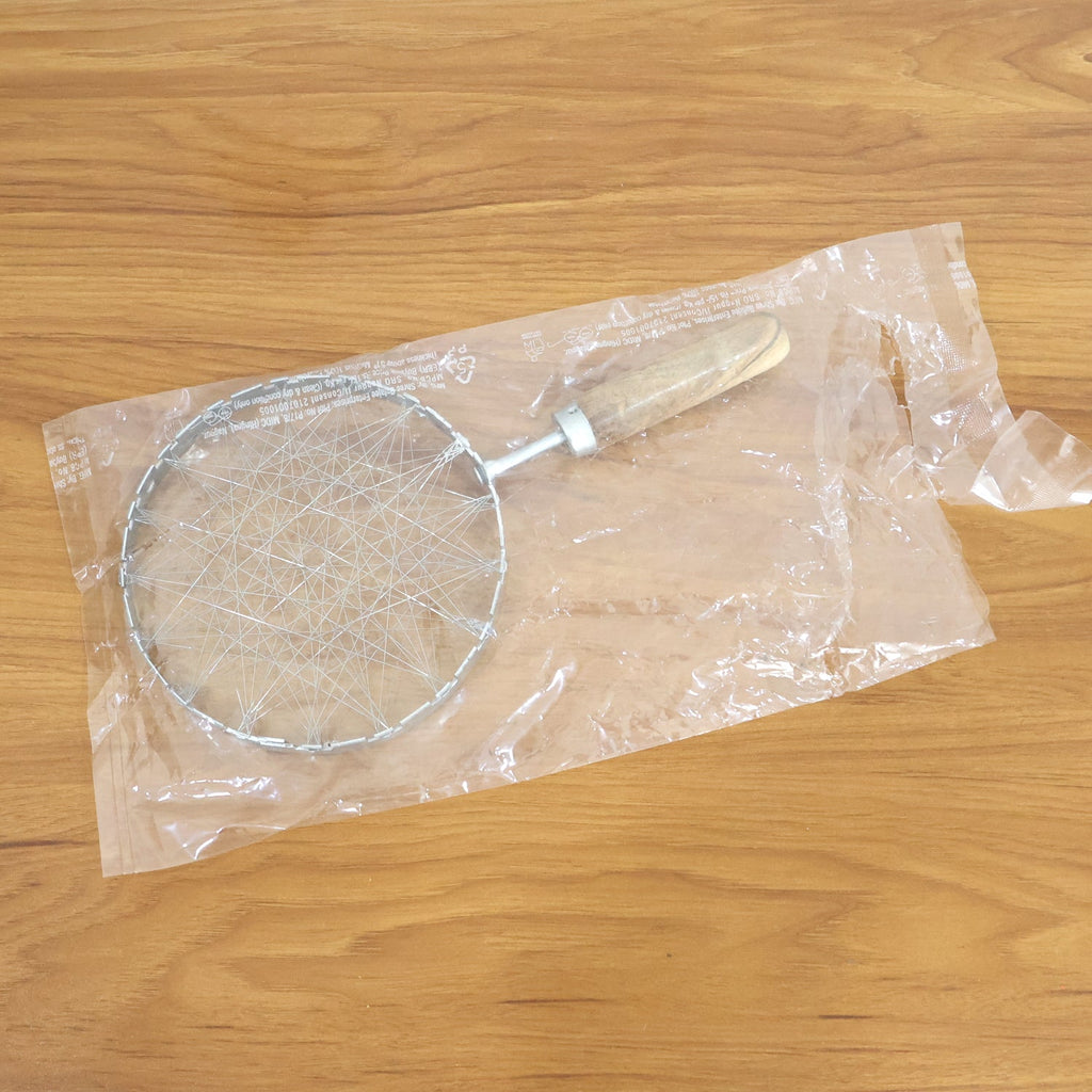Ergonomic wooden handle providing heat resistance on wire skimmer