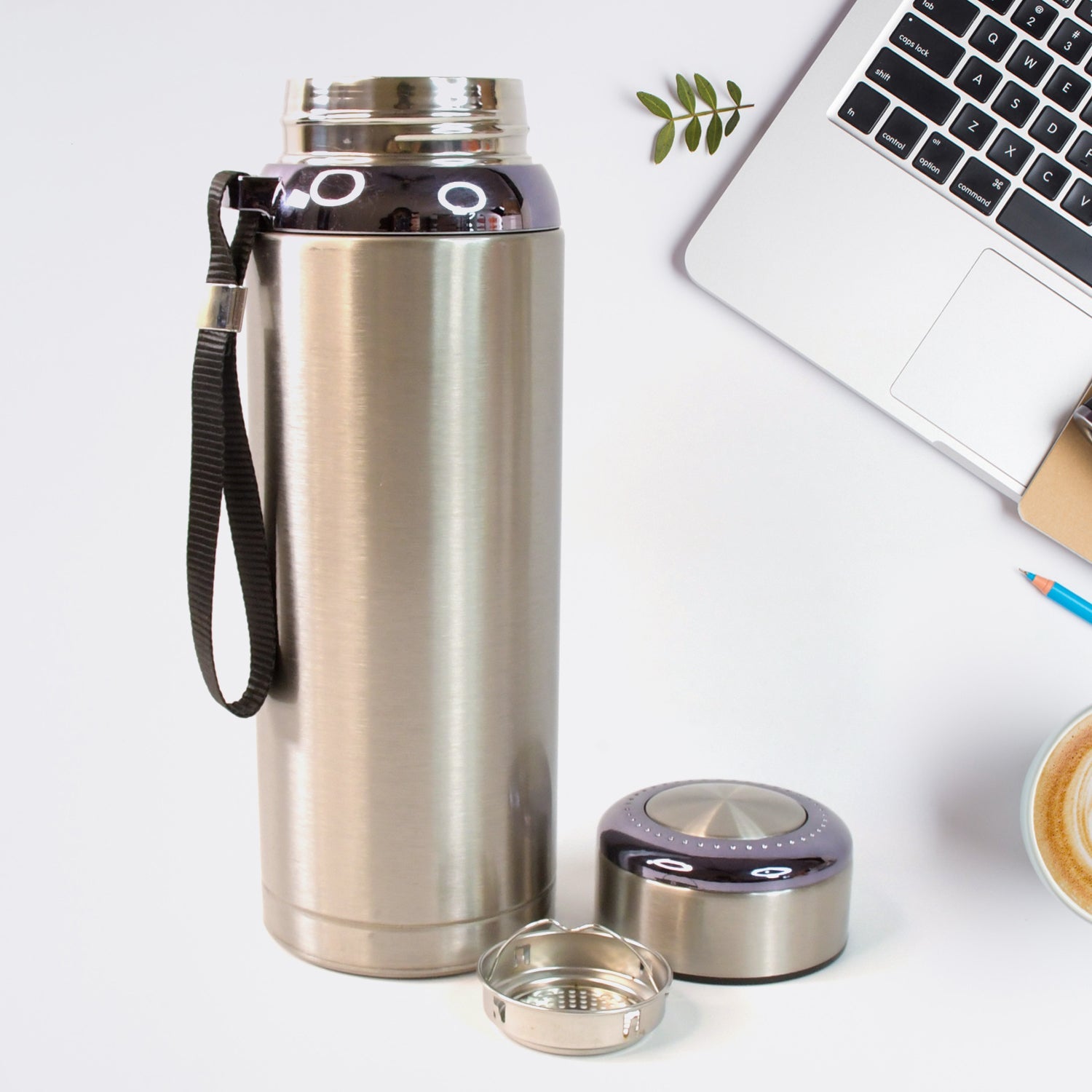 Close-up of the leak-proof lid of the stainless steel bottle, ensuring no spills.