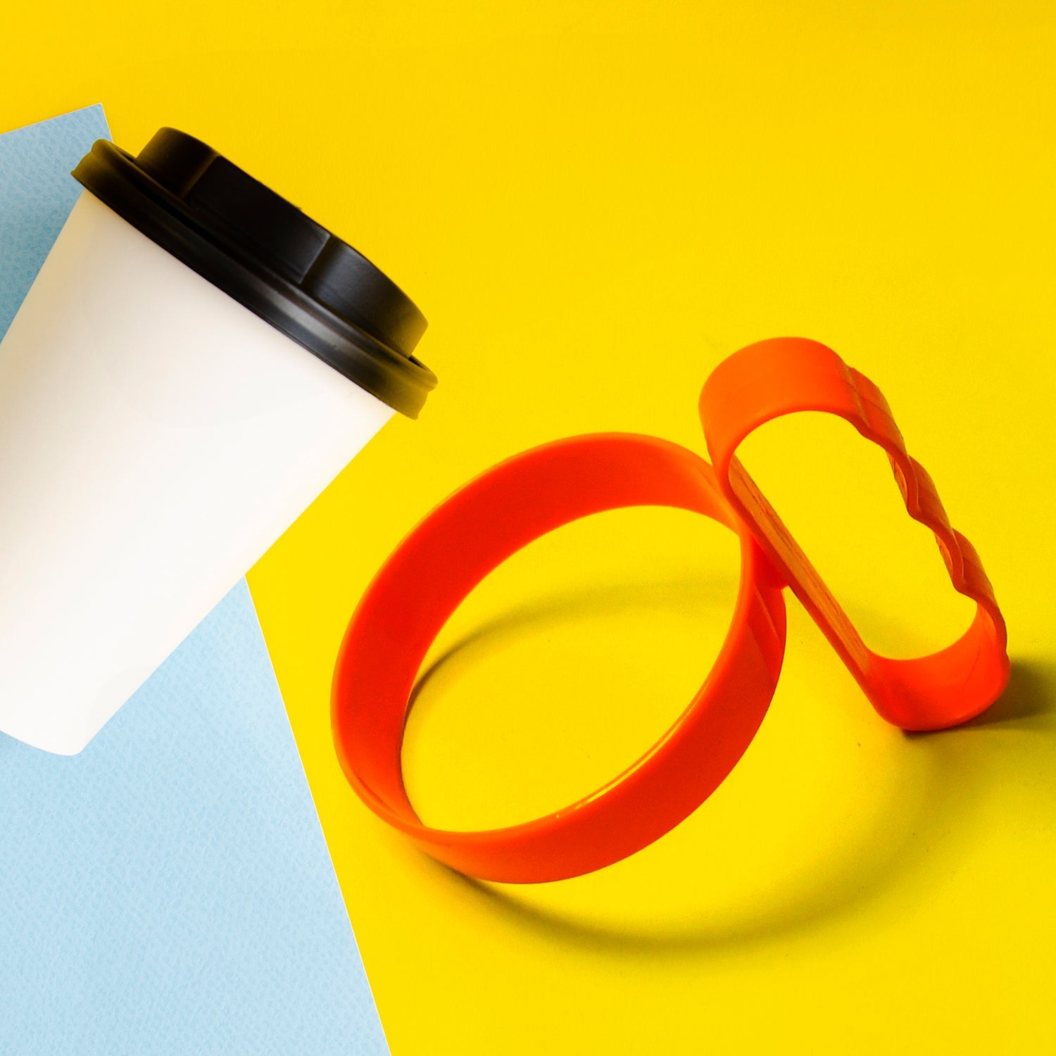 Person comfortably holding a travel tumbler with the anti-slip tumbler handle.