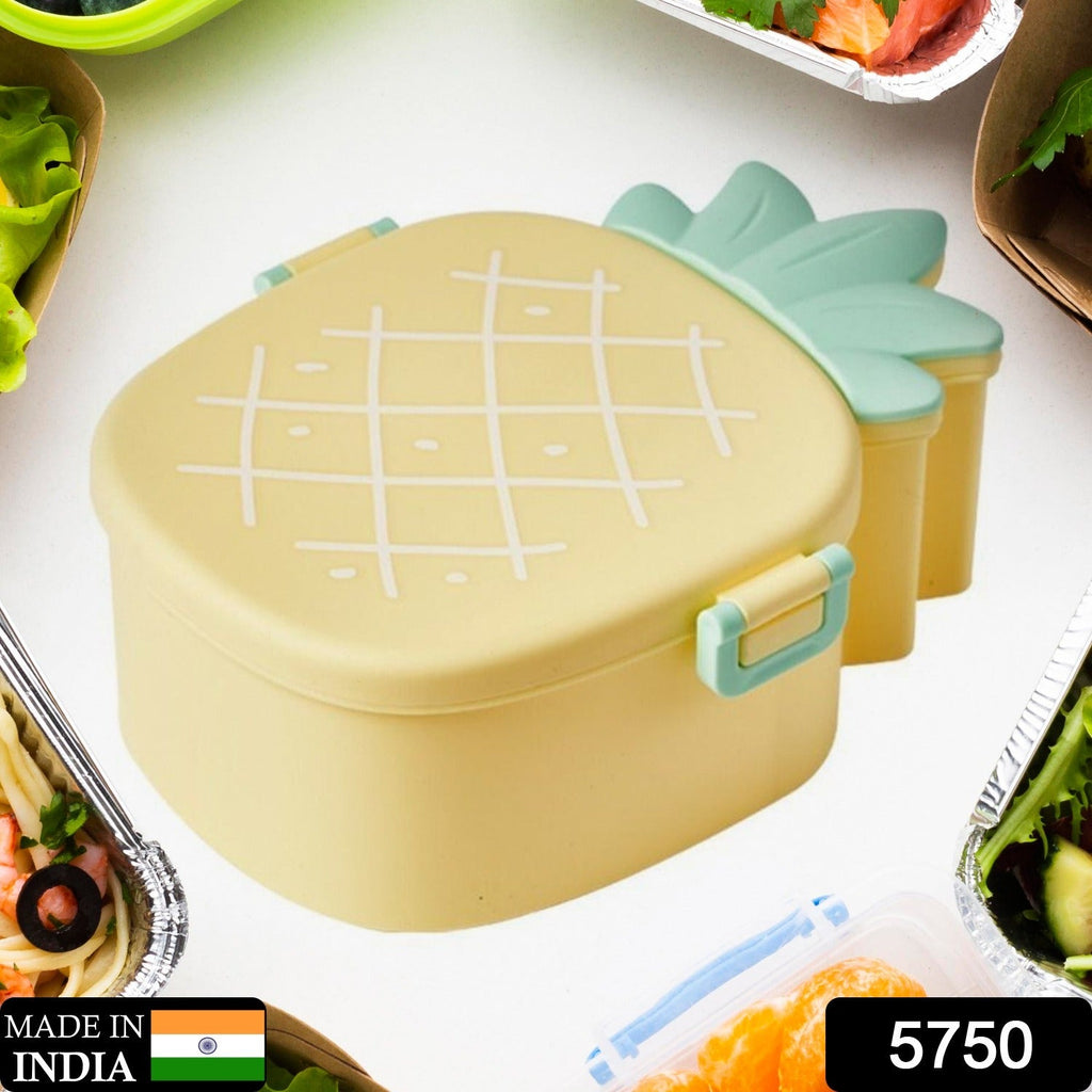 Close-up of the pineapple design lid and integrated fork and spoon for the kids' lunch box.