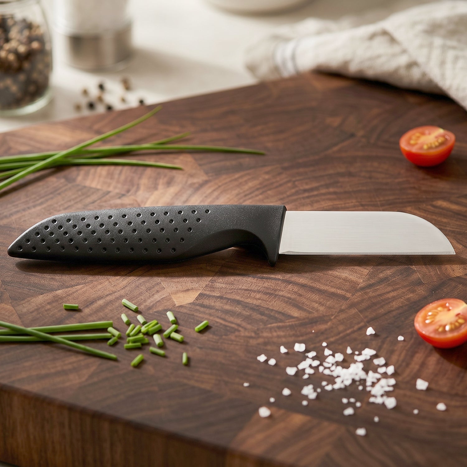 Knife set featuring ergonomic plastic handles