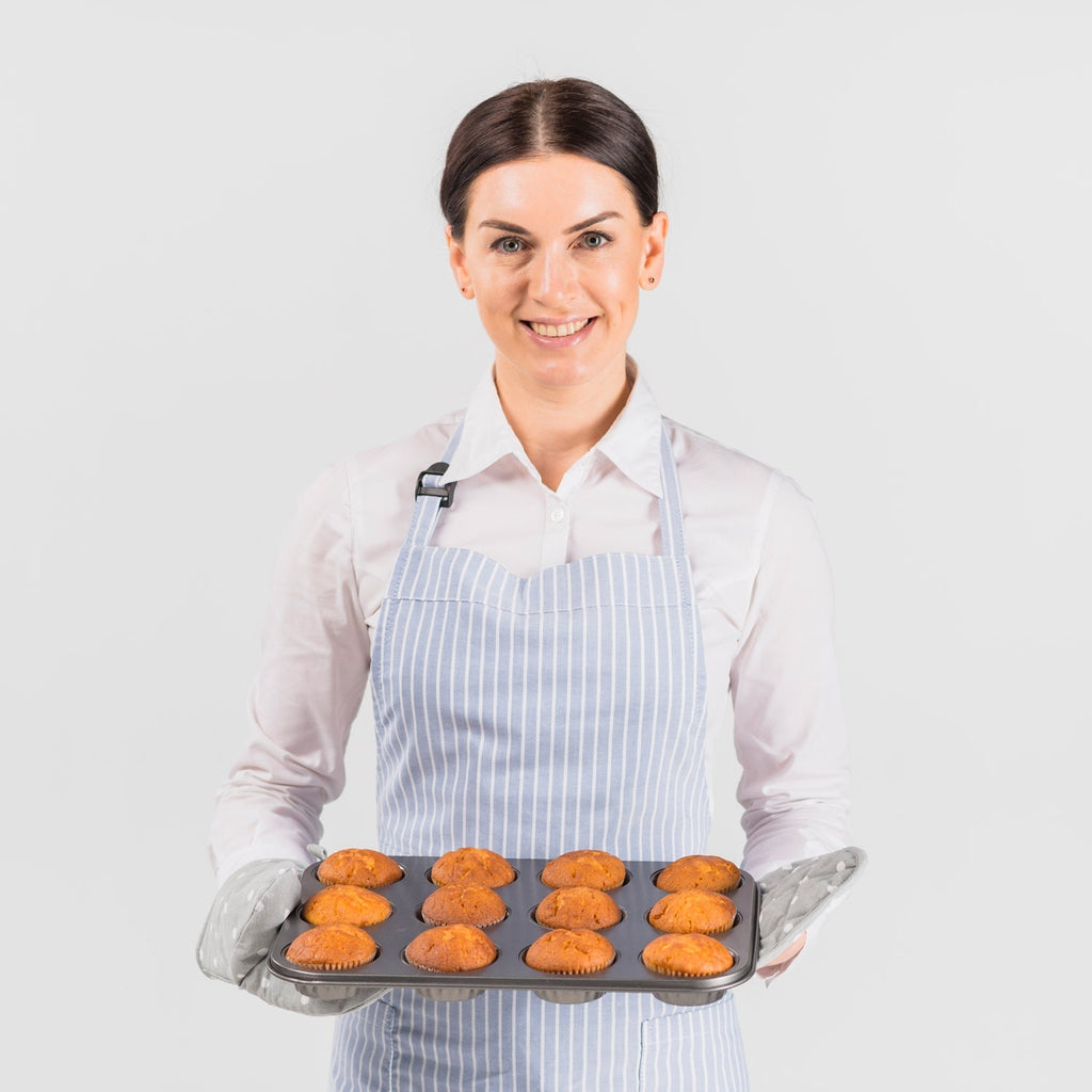 Reliable cotton oven mitt for handling hot pots and pans.