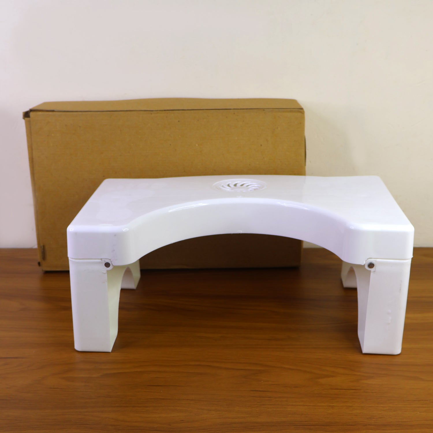 Packaging for the foldable non-slip toilet squat stool from storenzo.