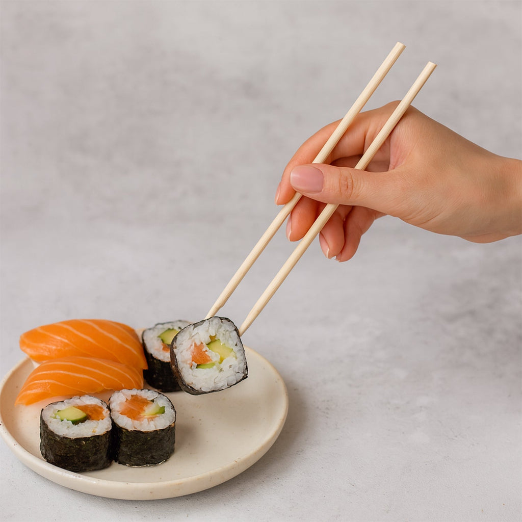 Pack of natural bamboo BBQ skewers, 20 cm long, ideal for grilling.