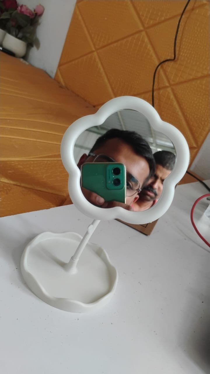Dimension diagram showing measurements of the flower-shaped makeup mirror
