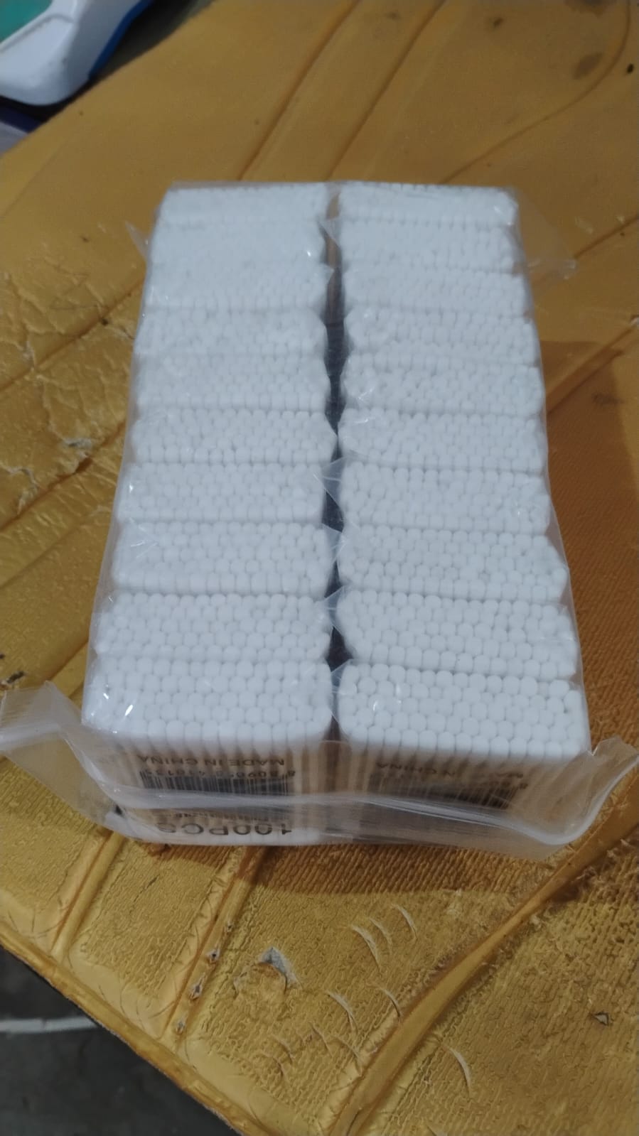 Detailed view of a bamboo cotton swab's pure cotton tip.