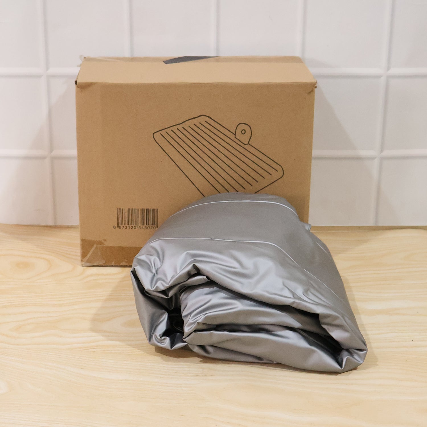 Folded car air mattress with packaging box