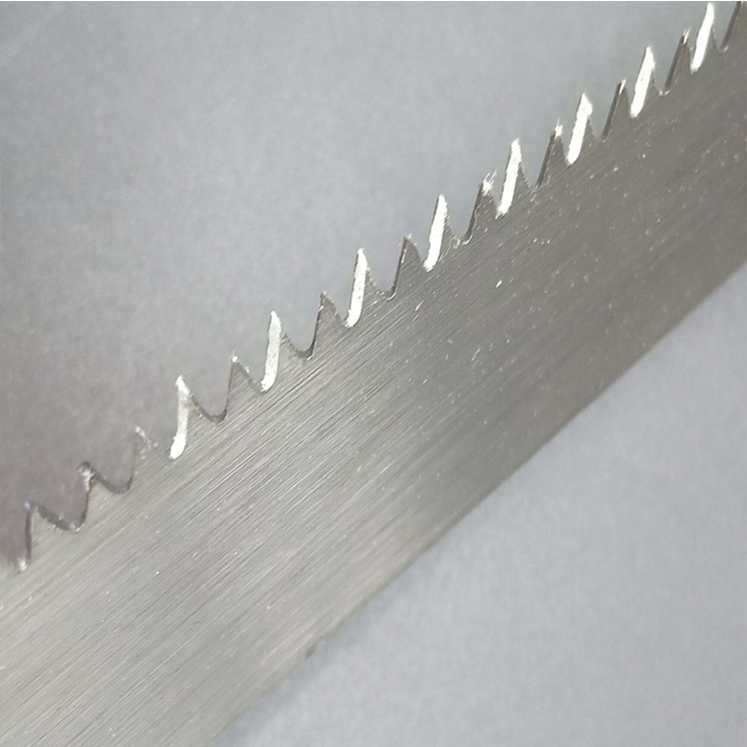 Detail view of the secure grip on the 270mm tree pruning saw.