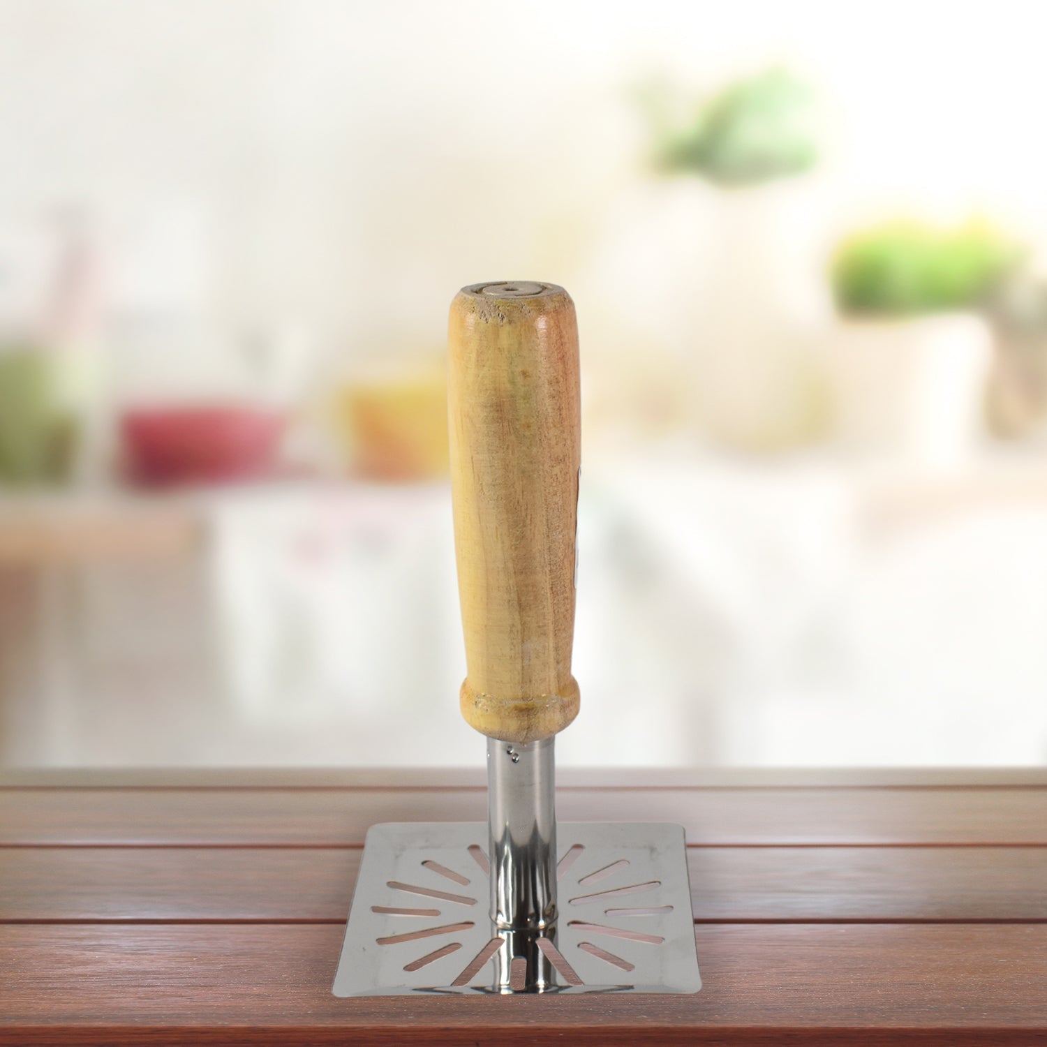 Square stainless steel plateau of ergonomic wooden handle potato masher