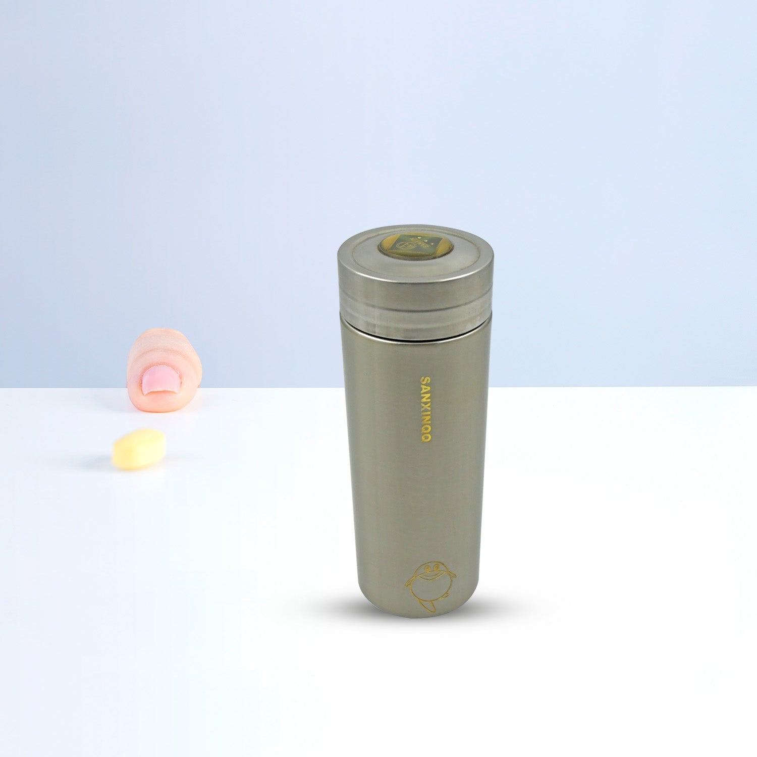 Top-down view of the vacuum flask cap, highlighting its secure seal.