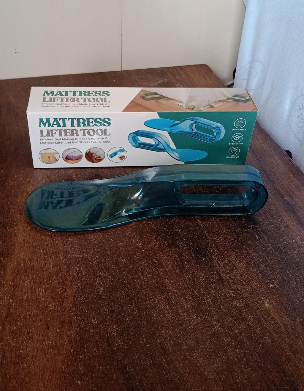 Side profile of the ergonomic mattress lifter tool.