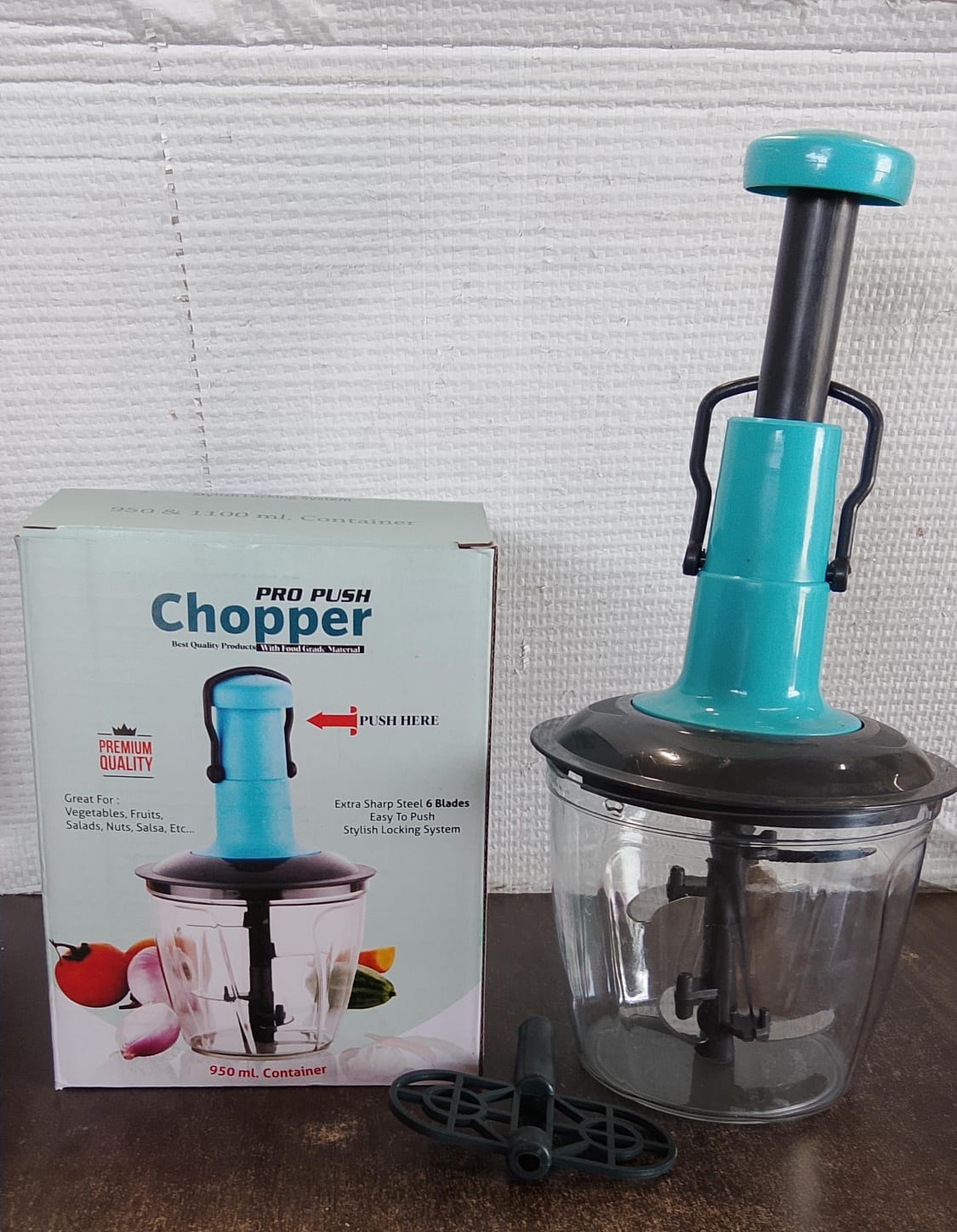 Compact 950ML manual vegetable chopper in multiple mixed colors