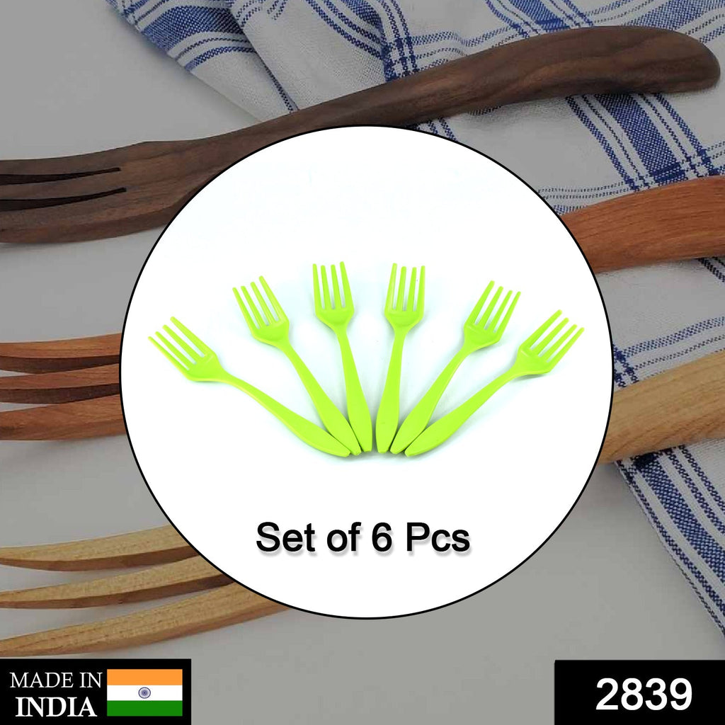 Close-up of the BPA-free plastic serving forks, ideal for salads and snacks.