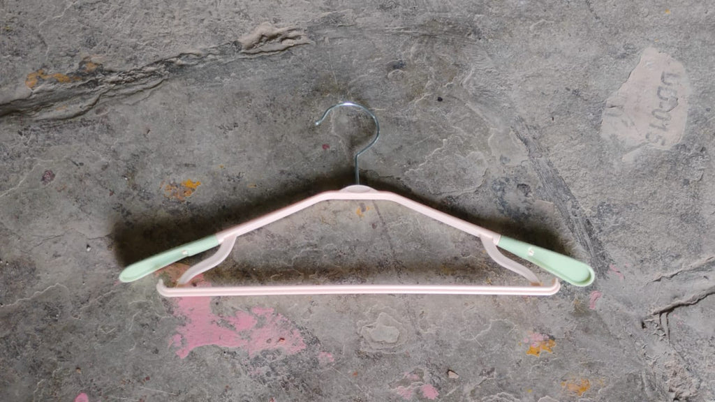 Compact and robust PP clothes hanger, perfect for optimizing closet space.