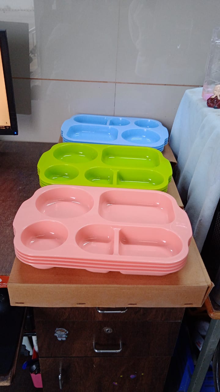 Single unbreakable 5-compartment plate demonstrating its sturdy flexibility.