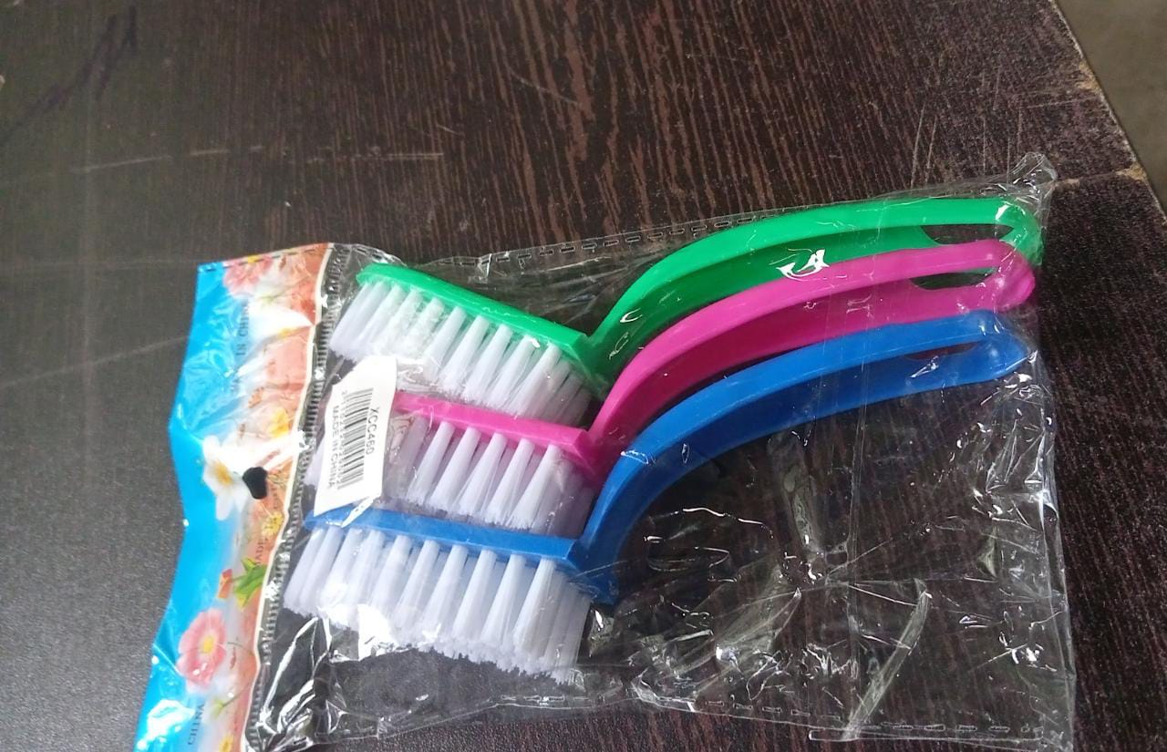 Multi-purpose kitchen cleaning brush set for everyday use.