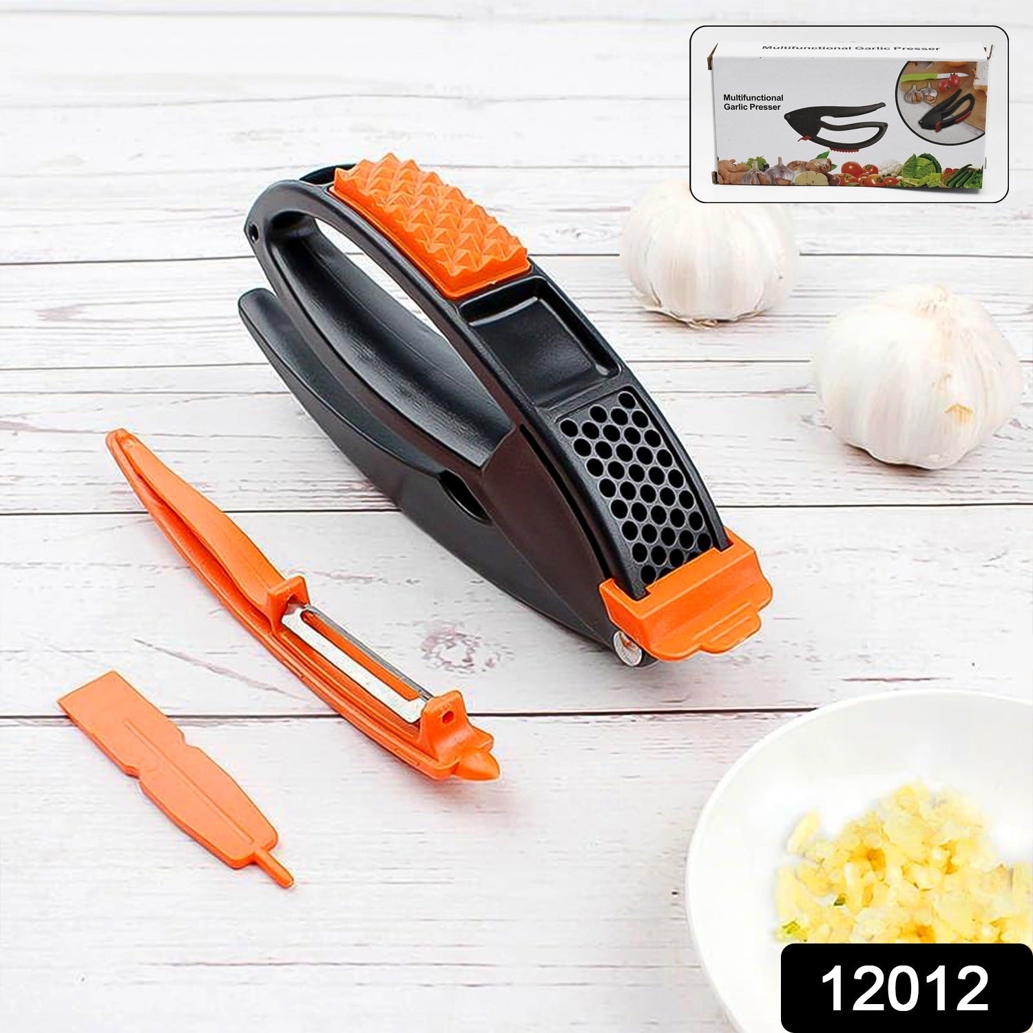 Multifunctional garlic press with an easy-squeeze design, ideal for mincing garlic and ginger.