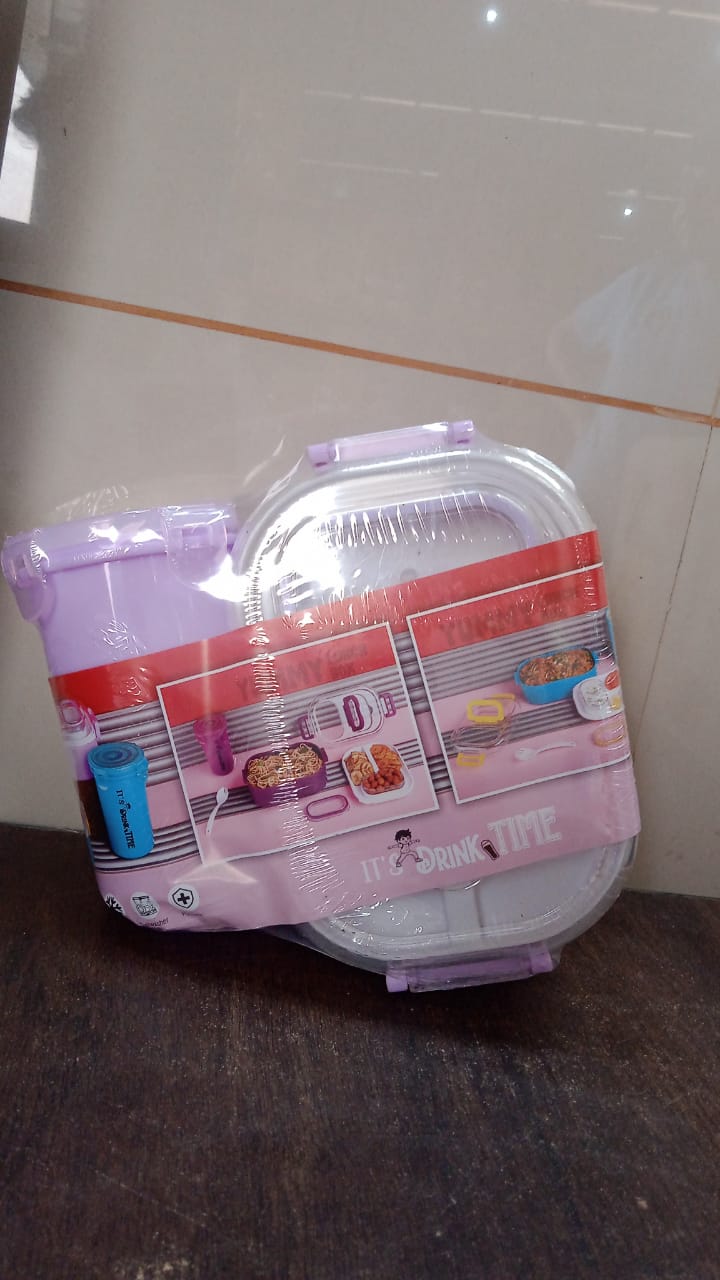 Lunch box set ideal for kids' school meals and snacks