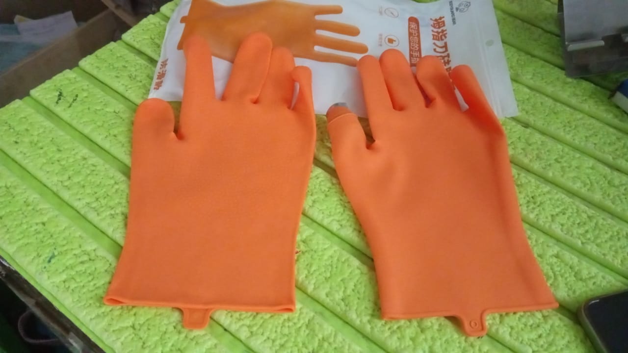Silicone thumb knife glove demonstrating its sharp blade and flexible design for efficient picking.