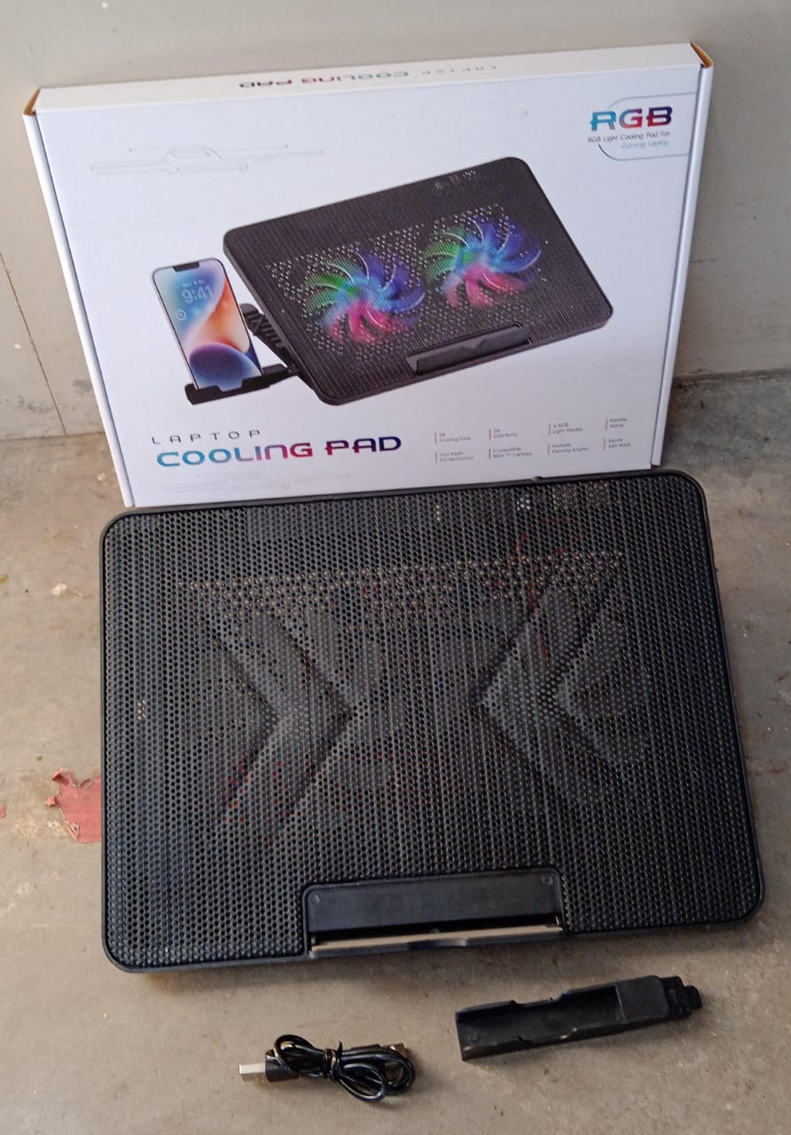 Detail shot of the integrated phone holder on the side of the laptop cooling pad.