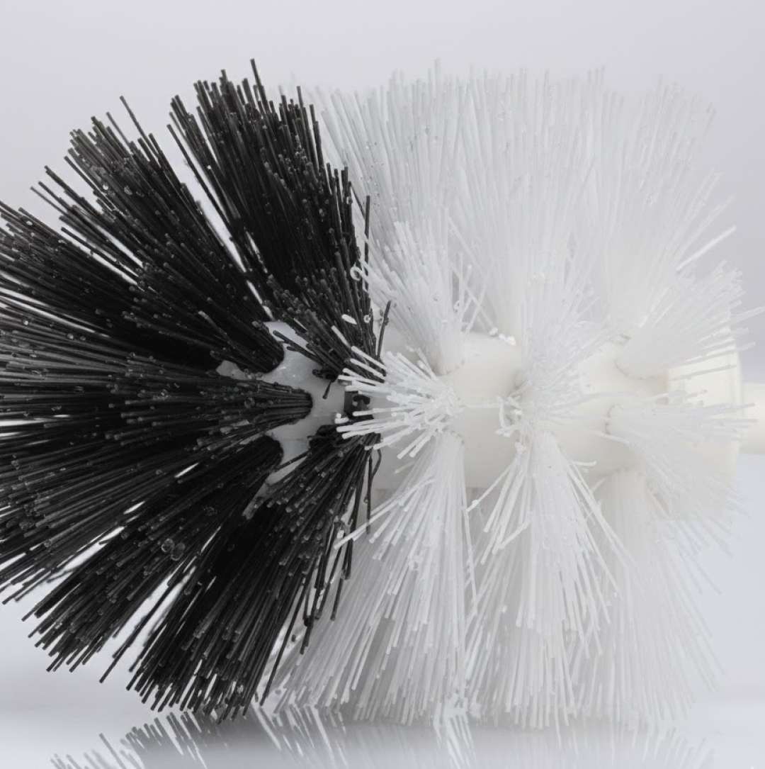 Visual instructions for hygienic use of the toilet cleaning brush.