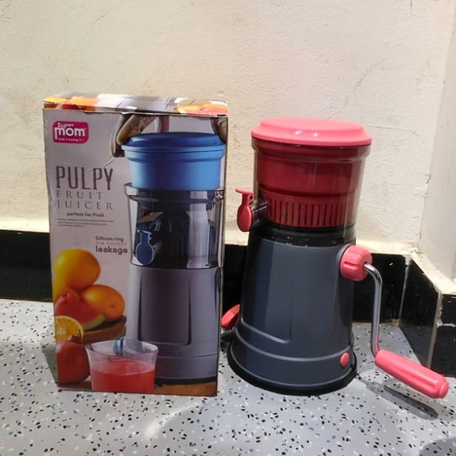 Manual fruit juicer with ergonomic handle designed to reduce effort