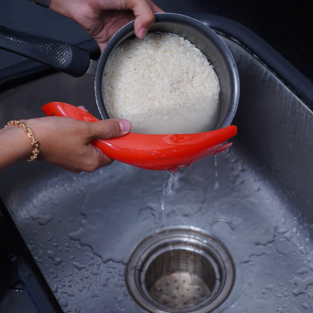 Efficient strainer spoon for quick and hygienic rice washing.