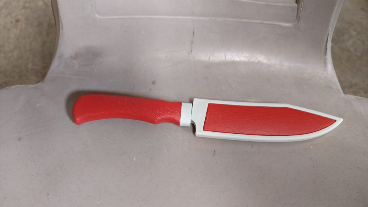 The lightweight ceramic kitchen knife with its essential blade guard.