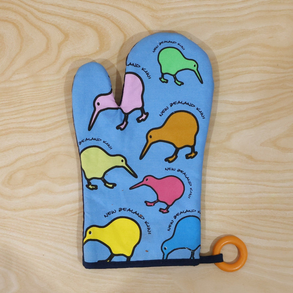 Oven hand glove front view for heat resistance