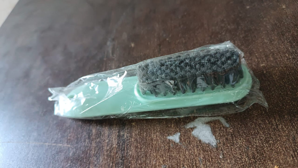 Packaging of the cleaning brush, showing product information.