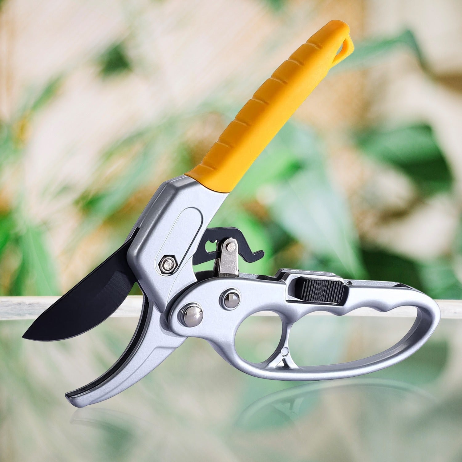Professional ratchet pruning shears for effortless trimming of branches