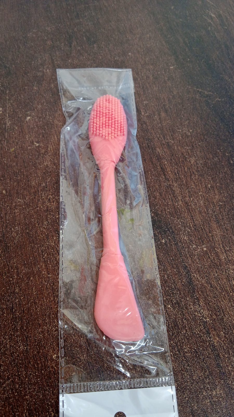 GlowForm's dual-ended silicone mask brush elegantly displayed on a clean white surface.