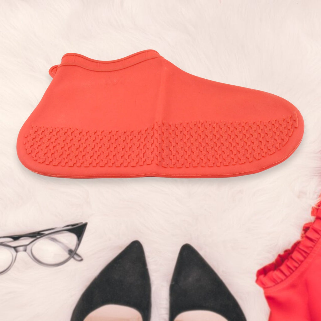 Anti-slip waterproof shoe cover suitable for rainy weather